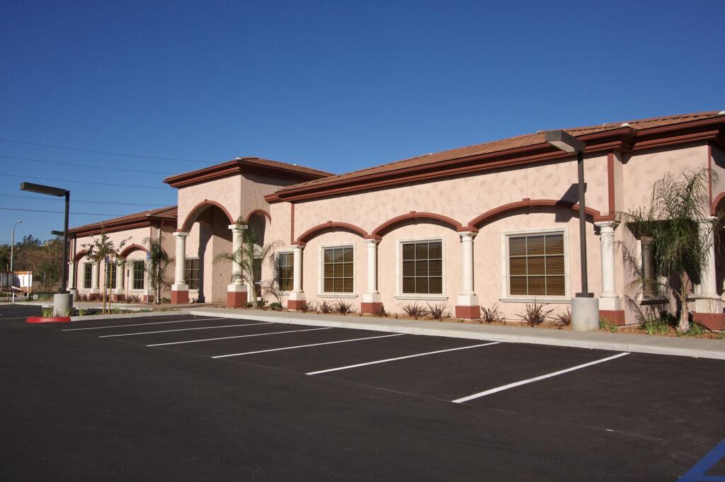 Retail building with very clean parking lot